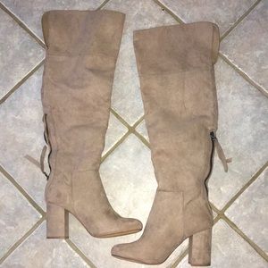 TAN KNEE-HIGH HIGH HEELED BOOTS